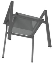 Ansicht eines umgedrehten Stapelsessels von unten, zeigt die stabile Metallkonstruktion.