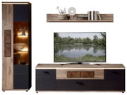 Wohnwand im modernen Design mit TV-Lowboard, hohem Vitrinenschrank mit LED-Beleuchtung und Wandregal in Holzoptik und mattem Dunkelgrau, frontal aus leichter Perspektive von vorn aufgenommen