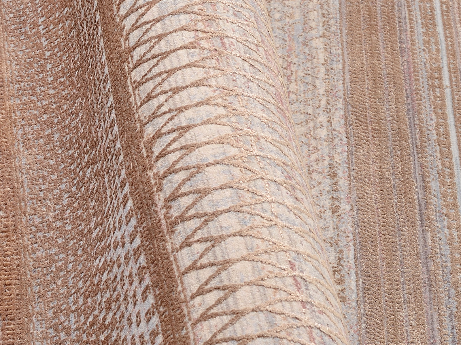 Nahaufnahme eines Designer-Teppichs mit geometrischem Muster in Erdtönen, seitliche Perspektive