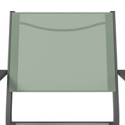 Vorderansicht eines grünen Stapelsessels mit Metallrahmen.