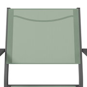 Vorderansicht eines grünen Stapelsessels mit Metallrahmen.