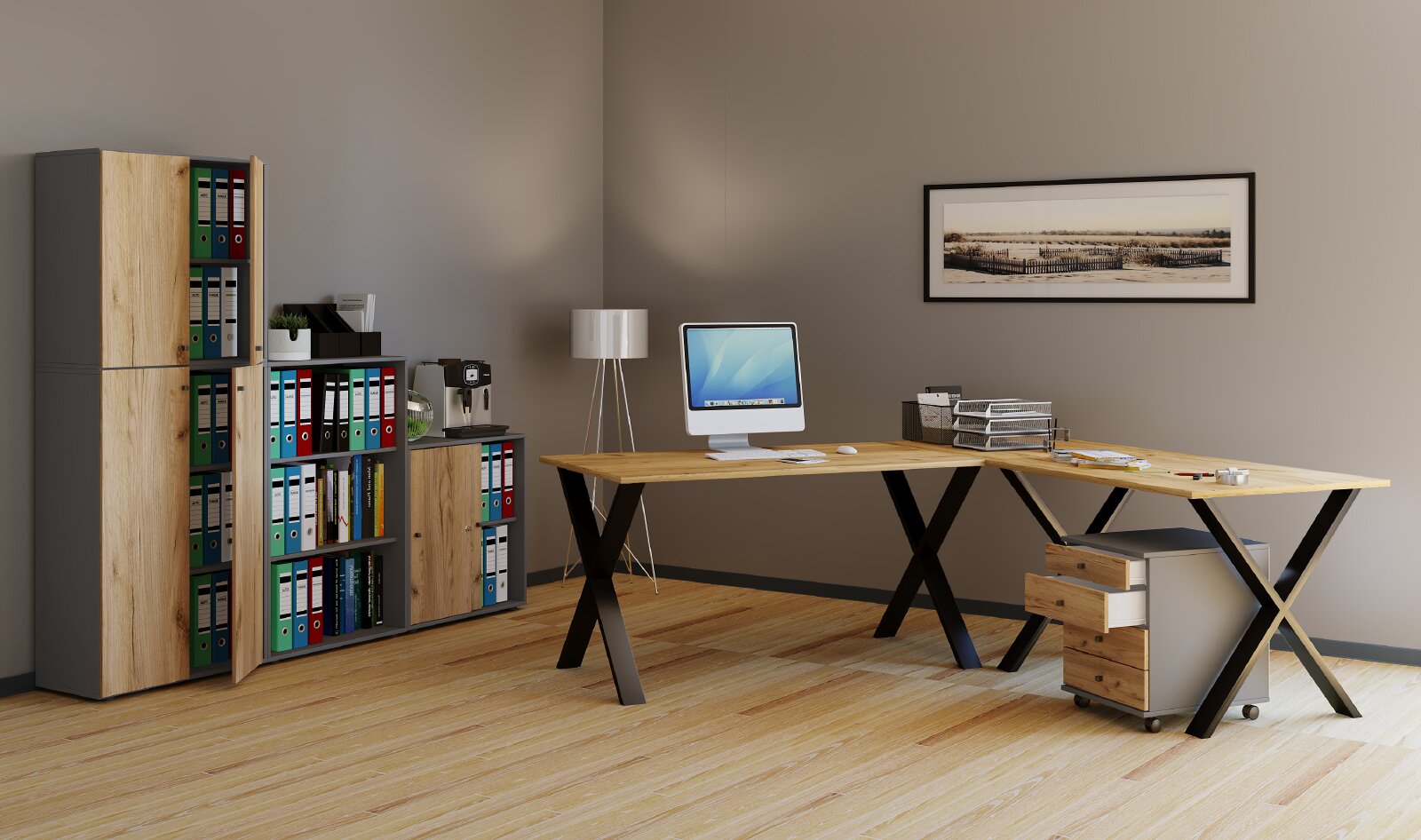 Modernes Büroensemble aus L-förmigem Schreibtisch mit Holzplatte und schwarzen X-Beinen, Rollcontainer sowie Aktenschränken in Holzoptik, aus schräger Vorderansicht gezeigt
