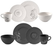 Disney-servies in zwart en wit, bestaande uit een kopje, een kom en een groot en een klein bord, elk met schetsmatige afbeeldingen van Mickey en Minnie; productfoto van voren in een licht schuin perspectief.