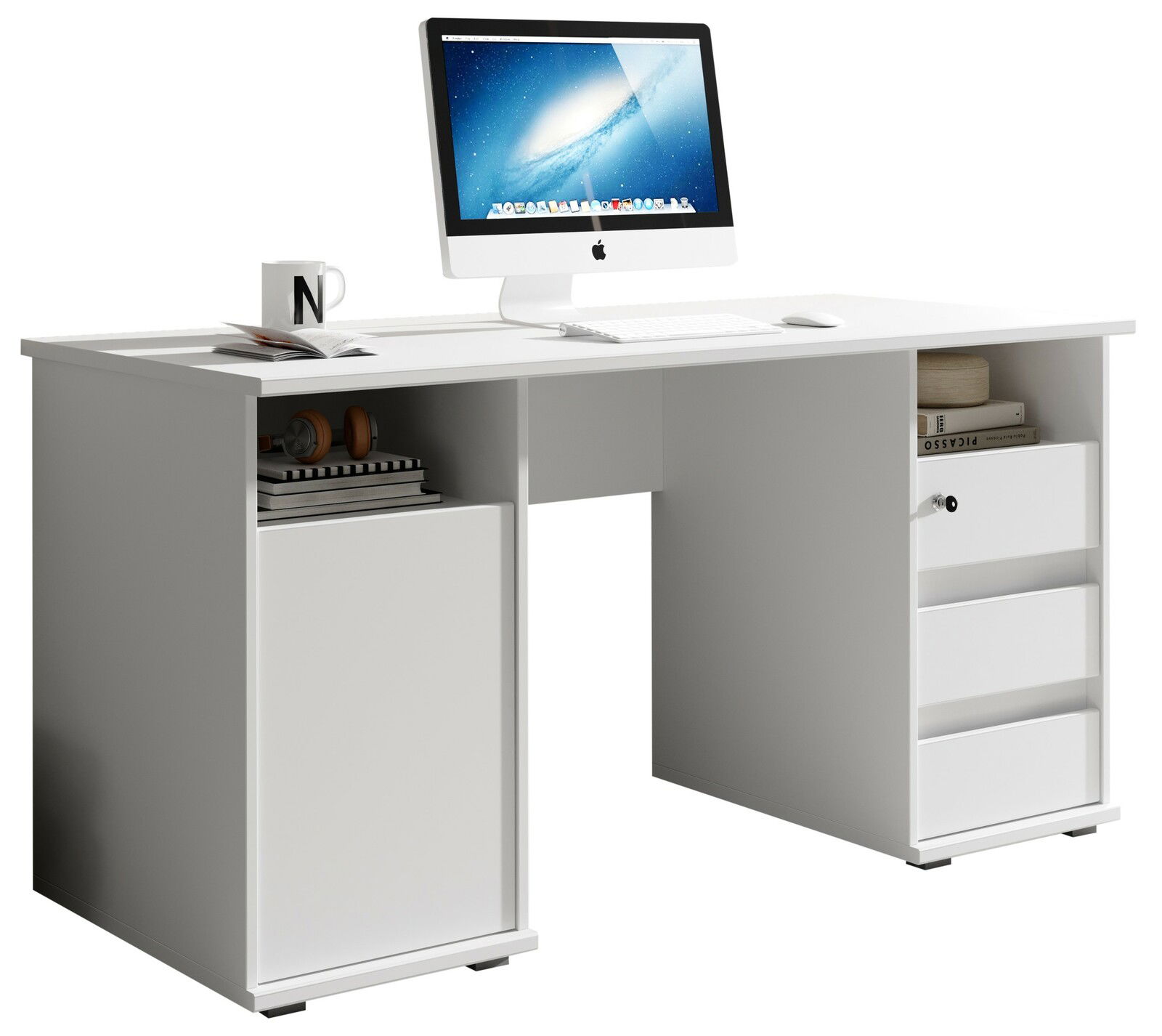 Moderner weißer Schreibtisch mit Schubladen und Regalfächern, darauf ein Computer und eine Tasse, seitliche Perspektive.