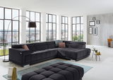 Modernes Ecksofa in dunklem Stoff in einem hellen Wohnzimmer mit großen Fenstern, seitliche Perspektive.
