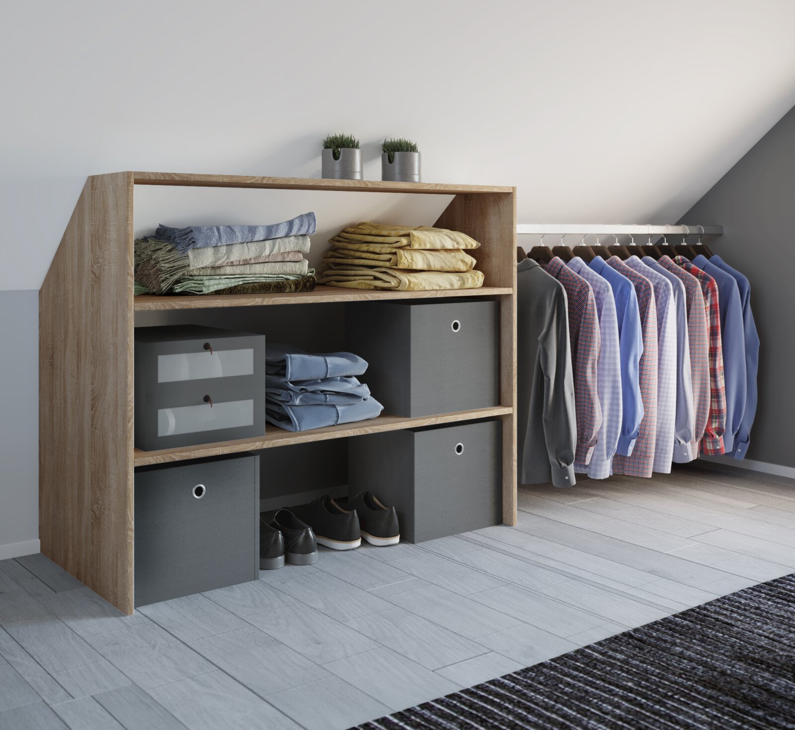 Modernes Kleiderregal aus hellem Holz mit offenen Fächern, grauen Aufbewahrungsboxen, gefalteten Textilien und Schuhen; rechts Kleiderstange mit Hemden auf Bügeln, fotografiert in leicht schräger Frontansicht aus Augenhöhe.