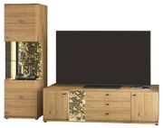 Wandkombination aus Holz mit dekorativen Elementen, bestehend aus einem hohen Schrank mit Glaseinsätzen und einem breiten TV-Schrank, frontal betrachtet.