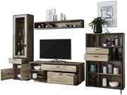 Frontale Ansicht der Wandkombination Zurbrüggen ORLANDO mit Holzoptik, bestehend aus einem TV-Element, einem hohen Schrank mit Glastür und einem Regal mit Schubladen, dekoriert mit Geschirr und Pflanzen.