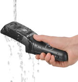 Hand hält einen schwarzen Griff eines Schnelltopfs, während Wasser darüber fließt, seitliche Perspektive