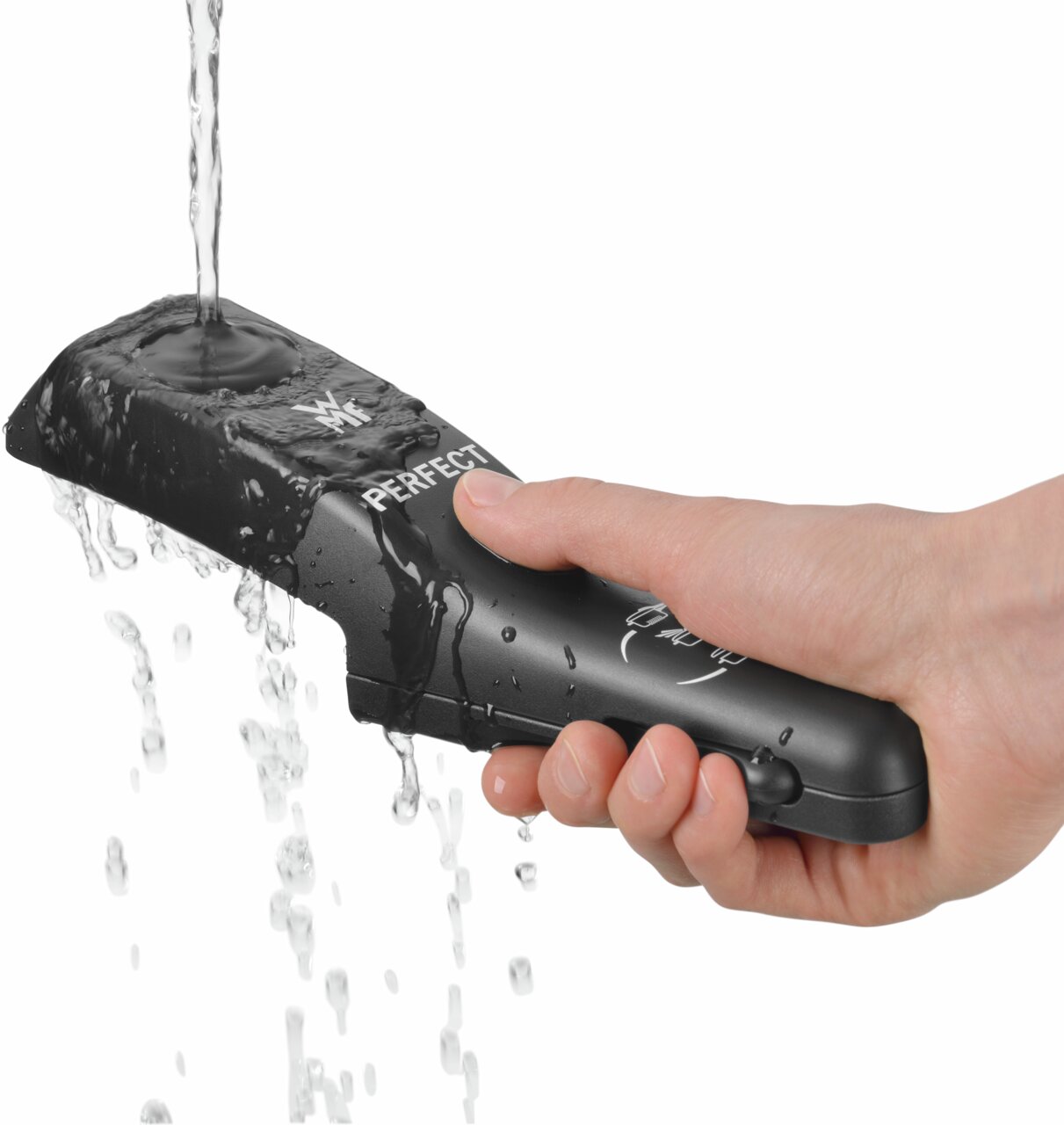 Hand hält einen schwarzen Griff eines Schnelltopfs, während Wasser darüber fließt, seitliche Perspektive