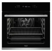 Ein moderner Einbaubackofen mit digitalem Display und Edelstahlgriff, frontal abgebildet.