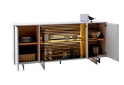 Een modern dressoir met open deuren, hier gezien vanaf de voorkant. Het heeft een witte buitenkant, houten elementen aan de binnenkant en ingebouwde verlichting. Decoratieve voorwerpen zoals serviesgoed en glazen zijn zichtbaar.