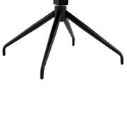 Schwarzes Metallgestell eines Armlehnstuhls aus der Perspektive von unten