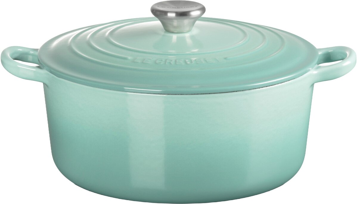 LE CREUSET Bräter 24cm rund SAGE Türkiser gusseiserner Schmortopf mit Deckel und seitlichen Griffen, freigestellt auf weißem Hintergrund, Frontansicht leicht von oben