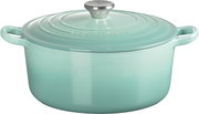 Türkiser gusseiserner Schmortopf mit Deckel und seitlichen Griffen, freigestellt auf weißem Hintergrund, Frontansicht leicht von oben