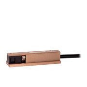 Bronzen rechthoekige elektrische deurgrendel met zwarte connector en aangesloten kabel, productfoto in zijaanzicht op witte achtergrond