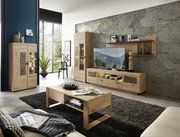 Moderner Couchtisch aus Holz in einem stilvoll eingerichteten Wohnzimmer, frontal betrachtet.