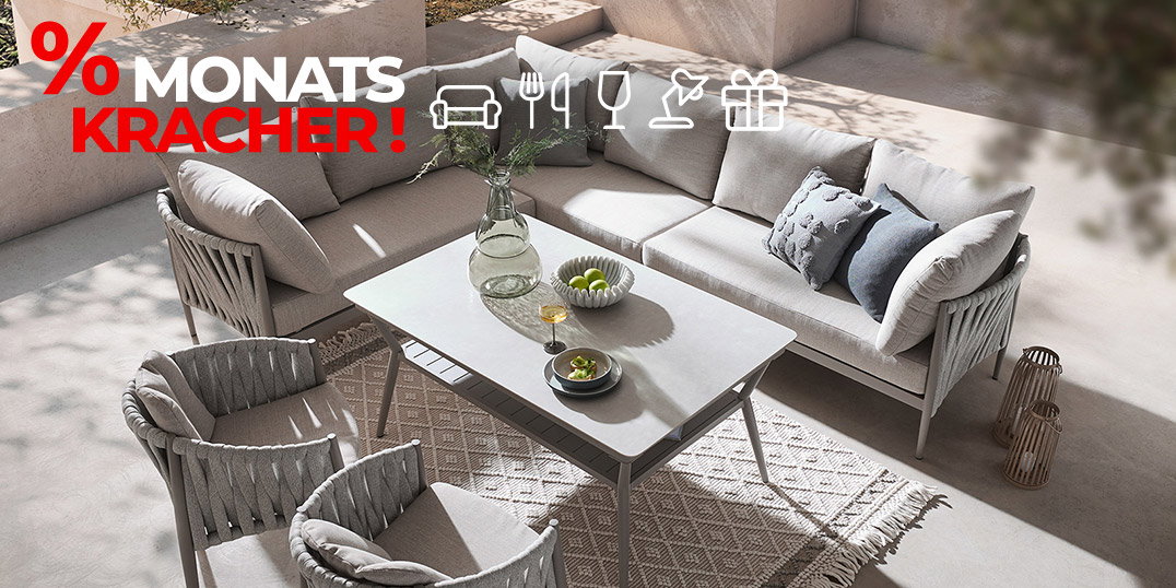Loungeset für Terrasse mit Sofa, zwei Sesseln und Tisch im modernen Outdoor-Ambiente.