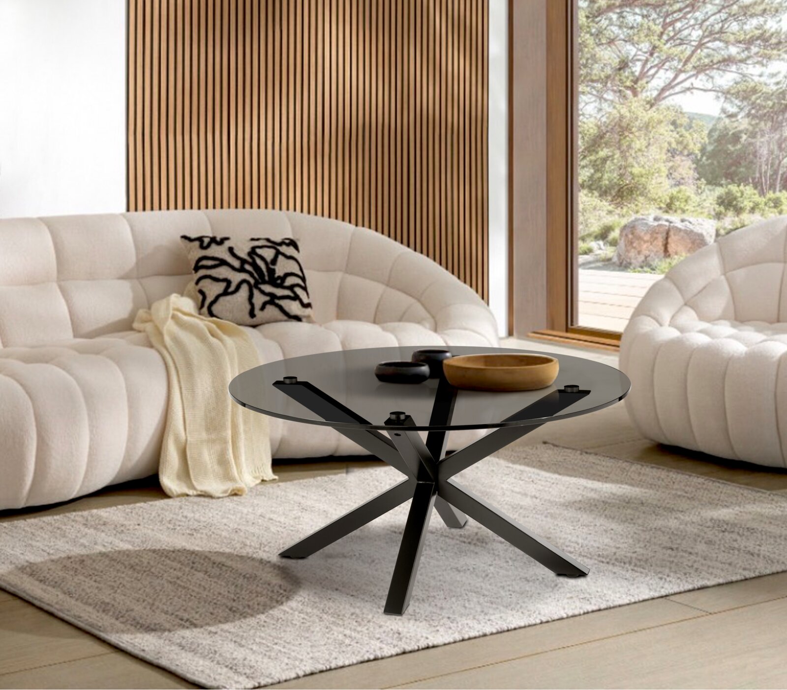 Moderner Couchtisch mit schwarzer Glasplatte und gekreuztem Metallgestell, seitliche Perspektive, in einem stilvollen Wohnzimmer mit beigen Sofas und großen Fenstern.
