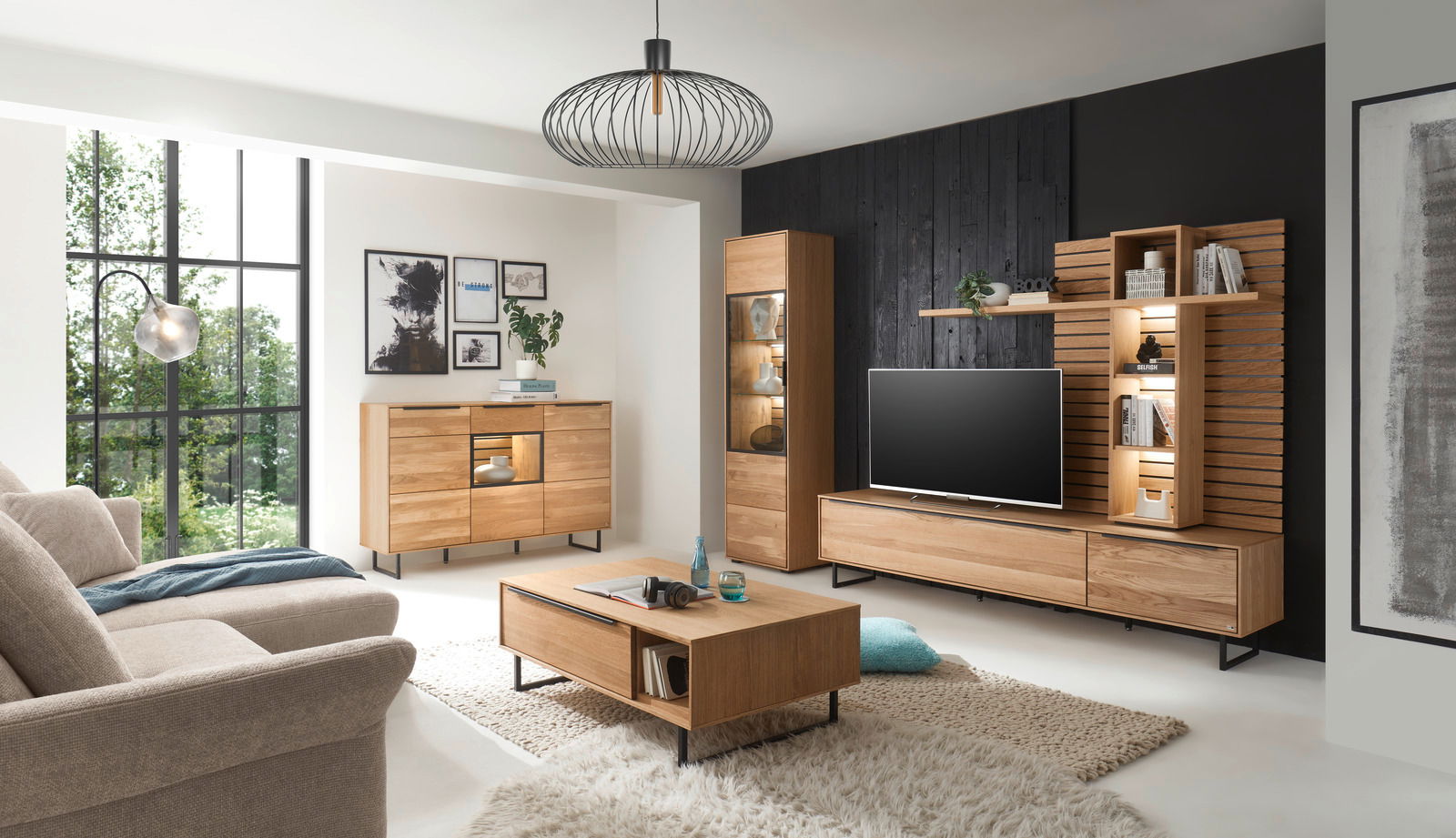 Moderne Wohnzimmermöbel in Holzoptik, bestehend aus einem Sideboard, einer Vitrine, einem TV-Lowboard und einem Couchtisch, aus der Perspektive eines gemütlichen Wohnzimmers mit großen Fenstern und stilvoller Dekoration.
