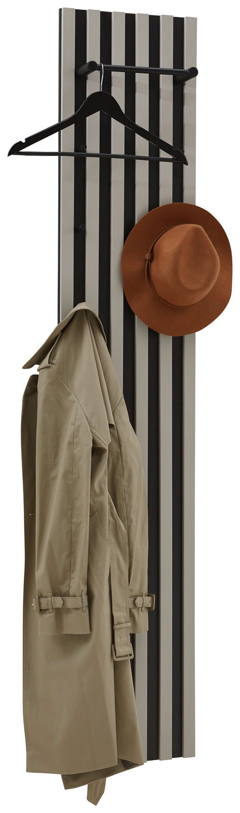 Garderobenpaneel mit vertikalen Streifen in Schwarz und Grau, mit einem beigen Mantel und einem braunen Hut, aus seitlicher Perspektive.