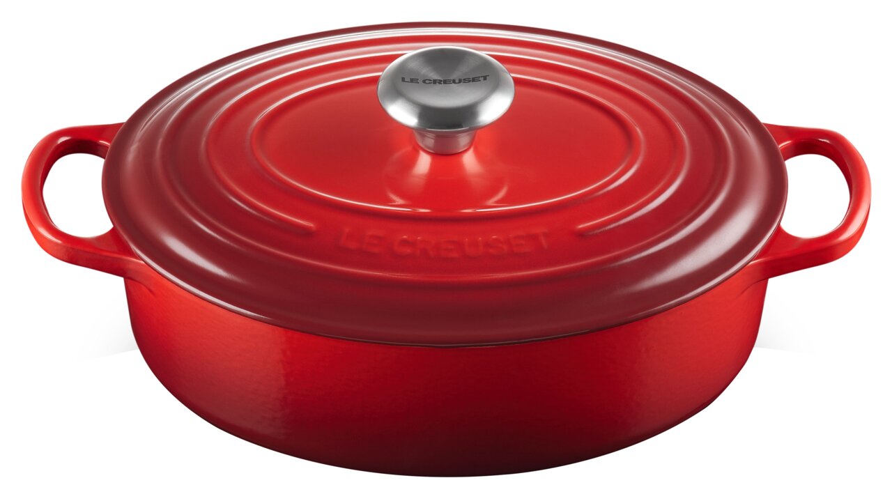Roter Gourmet Bräter von Le Creuset, seitliche Perspektive, mit zwei Griffen und einem runden Deckel mit Knauf.