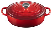 Roter Gourmet Bräter von Le Creuset, seitliche Perspektive, mit zwei Griffen und einem runden Deckel mit Knauf.