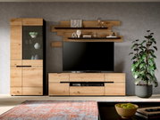 Moderne Wohnwand aus hellem Holz mit Vitrine links, TV-Lowboard und Wandregalen über dem Fernseher, frontal aus Augenhöhe fotografiert