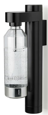 Wassersprudler mit Wandhalterung, seitliche Perspektive, schwarze und silberne Elemente, gefüllte Flasche mit Sprudelwasser.