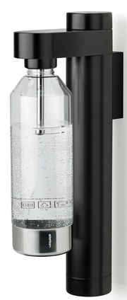 Wassersprudler mit Wandhalterung, seitliche Perspektive, schwarze und silberne Elemente, gefüllte Flasche mit Sprudelwasser.