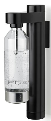 Wassersprudler mit Wandhalterung, seitliche Perspektive, schwarze und silberne Elemente, gefüllte Flasche mit Sprudelwasser.