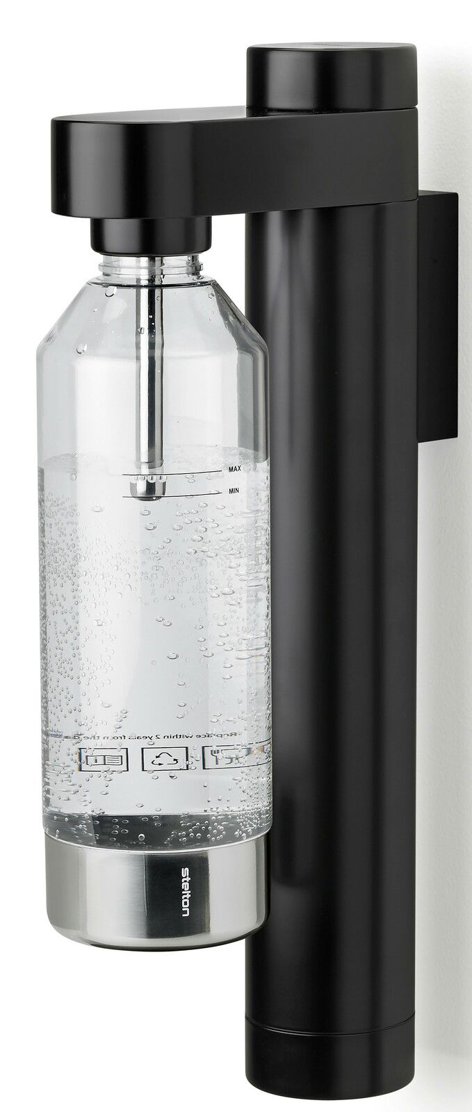Wassersprudler mit Wandhalterung, seitliche Perspektive, schwarze und silberne Elemente, gefüllte Flasche mit Sprudelwasser.