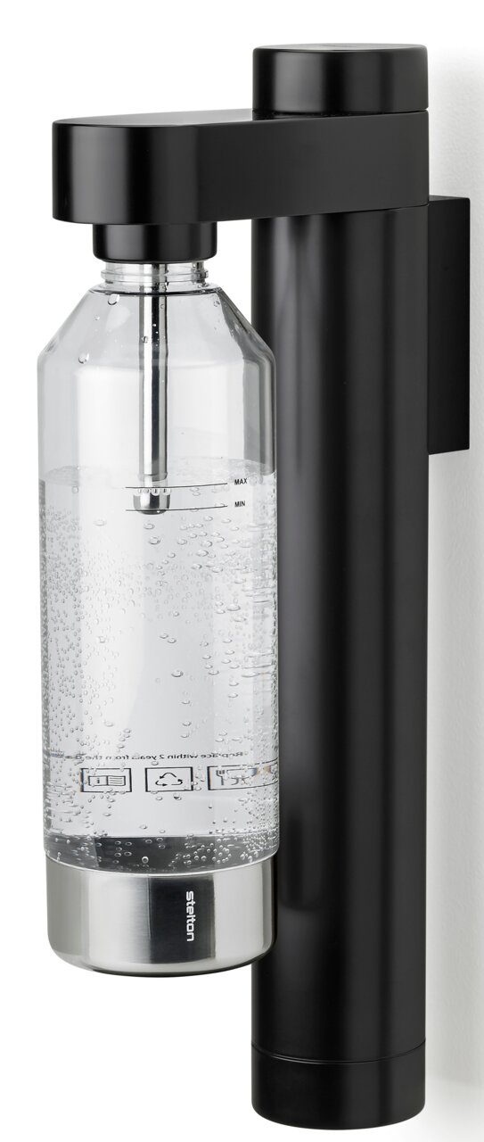 Stelton Wassersprudler BRUS Wassersprudler mit Wandhalterung, seitliche Perspektive, schwarze und silberne Elemente, gefüllte Flasche mit Sprudelwasser.