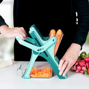 Nicer Dicer Mando, Set 10-tlg., in seitlicher Perspektive, während Karotten in Streifen geschnitten werden.