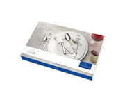 Verpackung des 30-teiligen Tafelbestecks Victor, schräg von oben fotografiert, mit Gabel, Messer und Löffel auf einem Teller abgebildet.