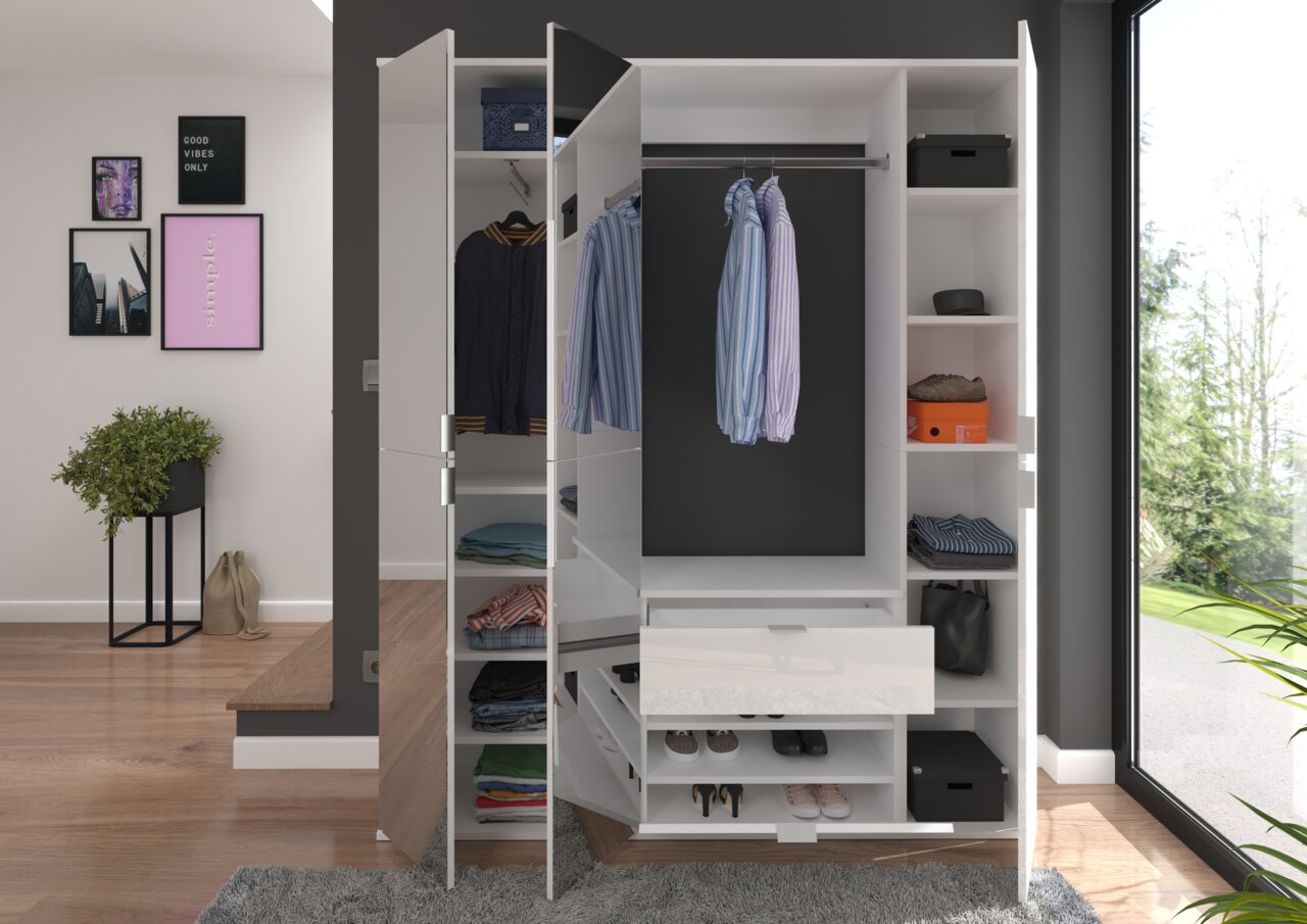Offene Garderobenkombination mit mehreren Fächern, Kleiderstange und Schubladen, gefüllt mit Kleidung und Accessoires, in einem modernen Raum mit Blick nach draußen.