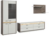 Wohnkombination bestehend aus einem hohen Schrank mit Glastüren, einem niedrigen Sideboard und einem Wandregal, in moderner Holz- und Weißoptik, frontal betrachtet.