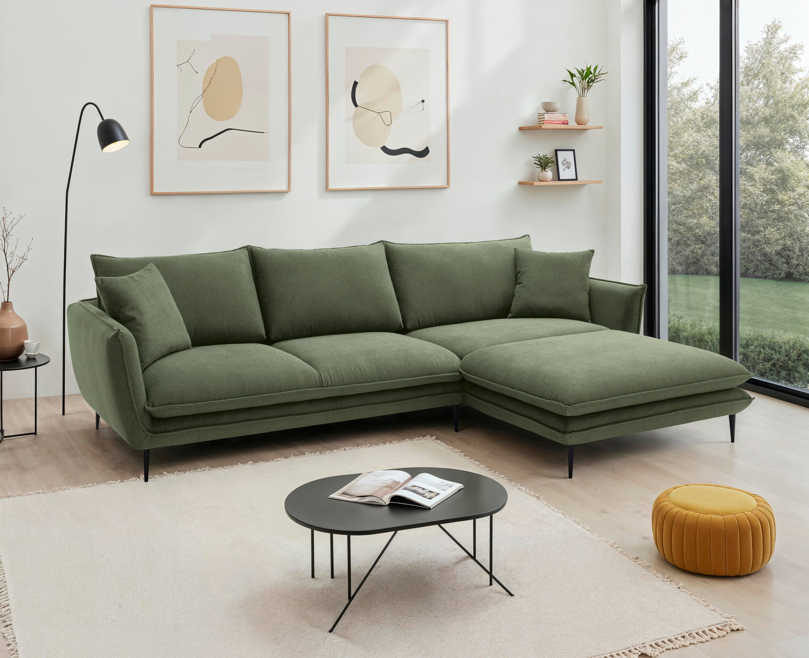 Grüne Ecksofa in modernem Wohnzimmer, seitliche Perspektive