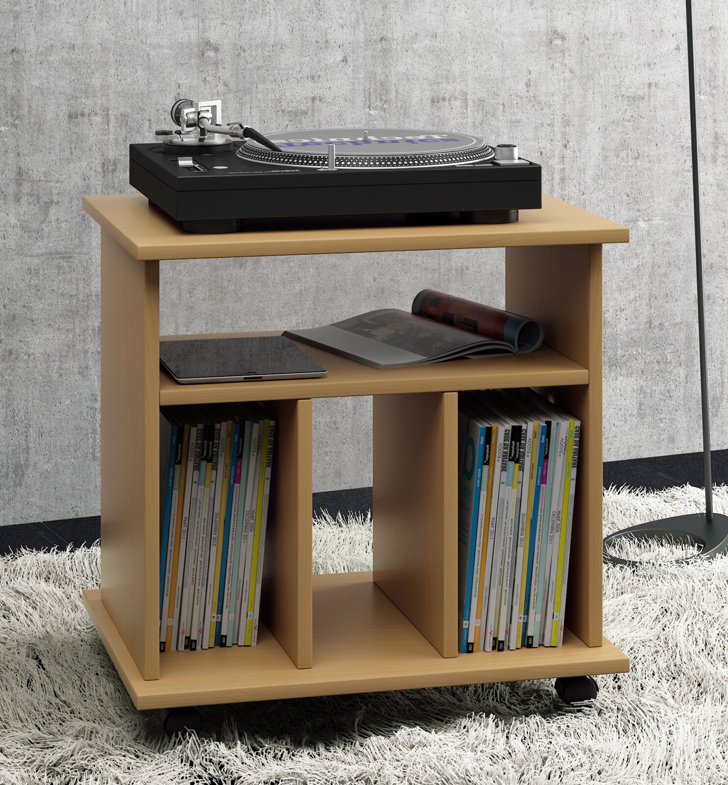 Rollbarer Beistell- und Plattenspielerwagen aus hellem Holz mit zwei offenen Fächern für Schallplatten und Bücher, oben ein schwarzer Plattenspieler; perspektivische Ansicht schräg von vorn.