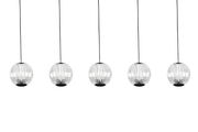 Fünf kugelförmige LED-Hängeleuchten aus Glas, von vorne betrachtet, mit schwarzen Kabeln.