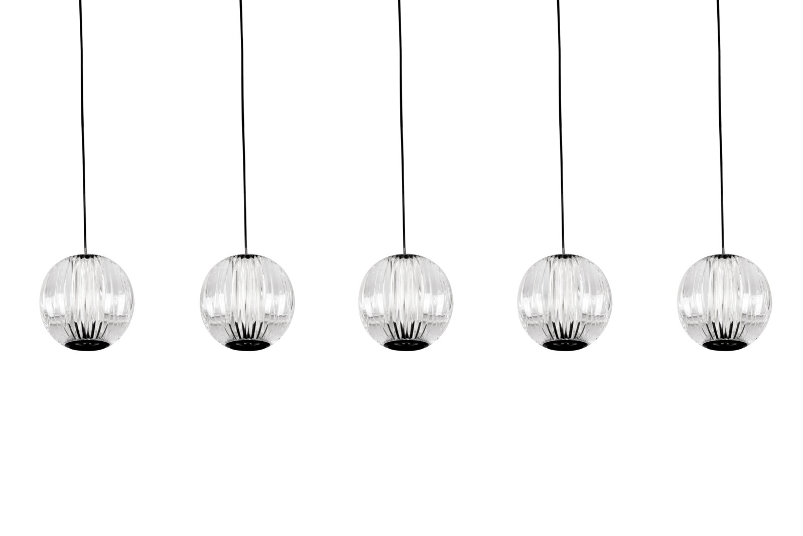 Vijf bolvormige LED-hanglampen van glas, gezien vanaf de voorkant, met zwarte kabels.