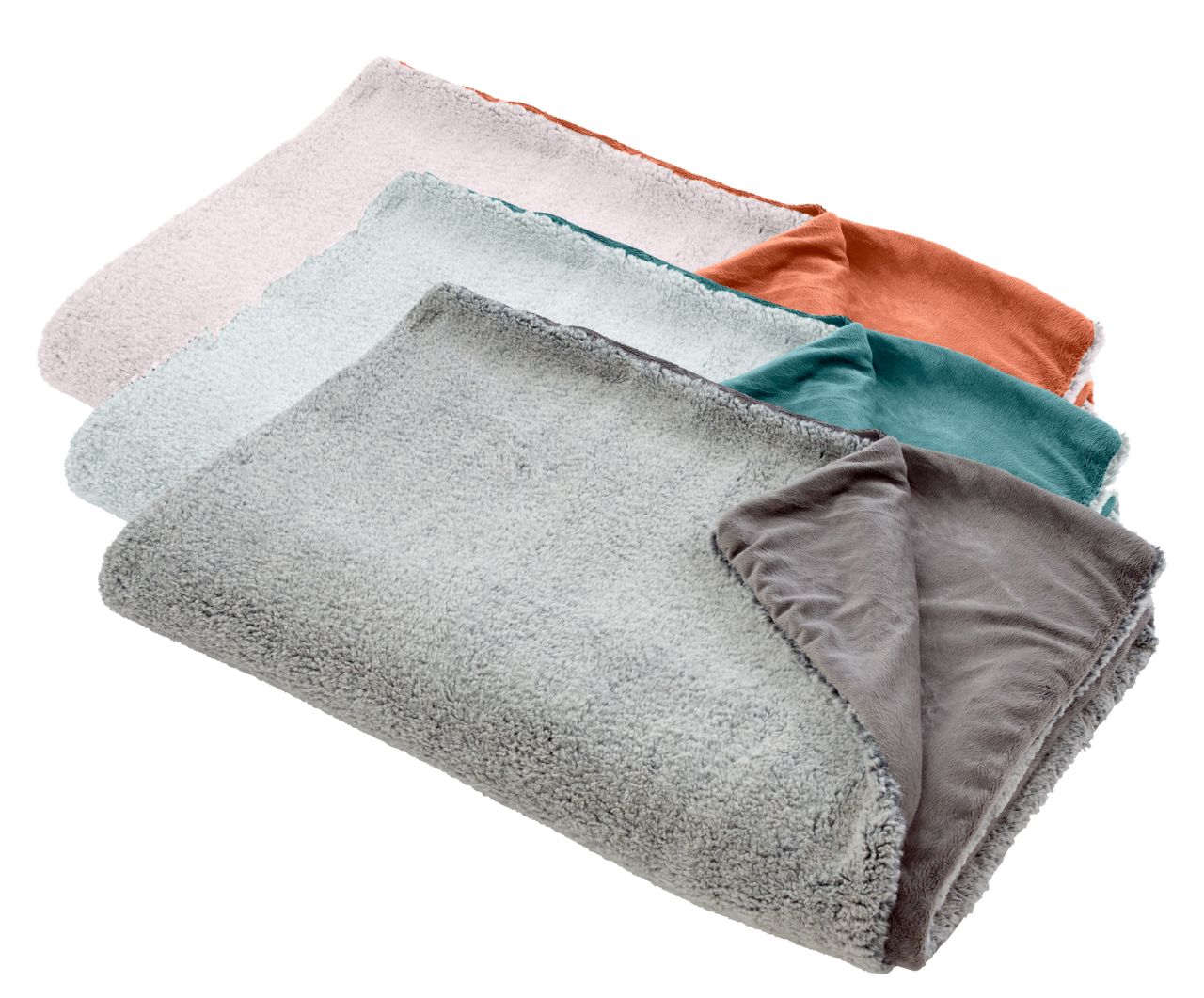 Vier übereinander liegende Felldecken in verschiedenen Farben, von oben nach unten: Rosa, Türkis, Grau und Orange. Perspektive von oben.
