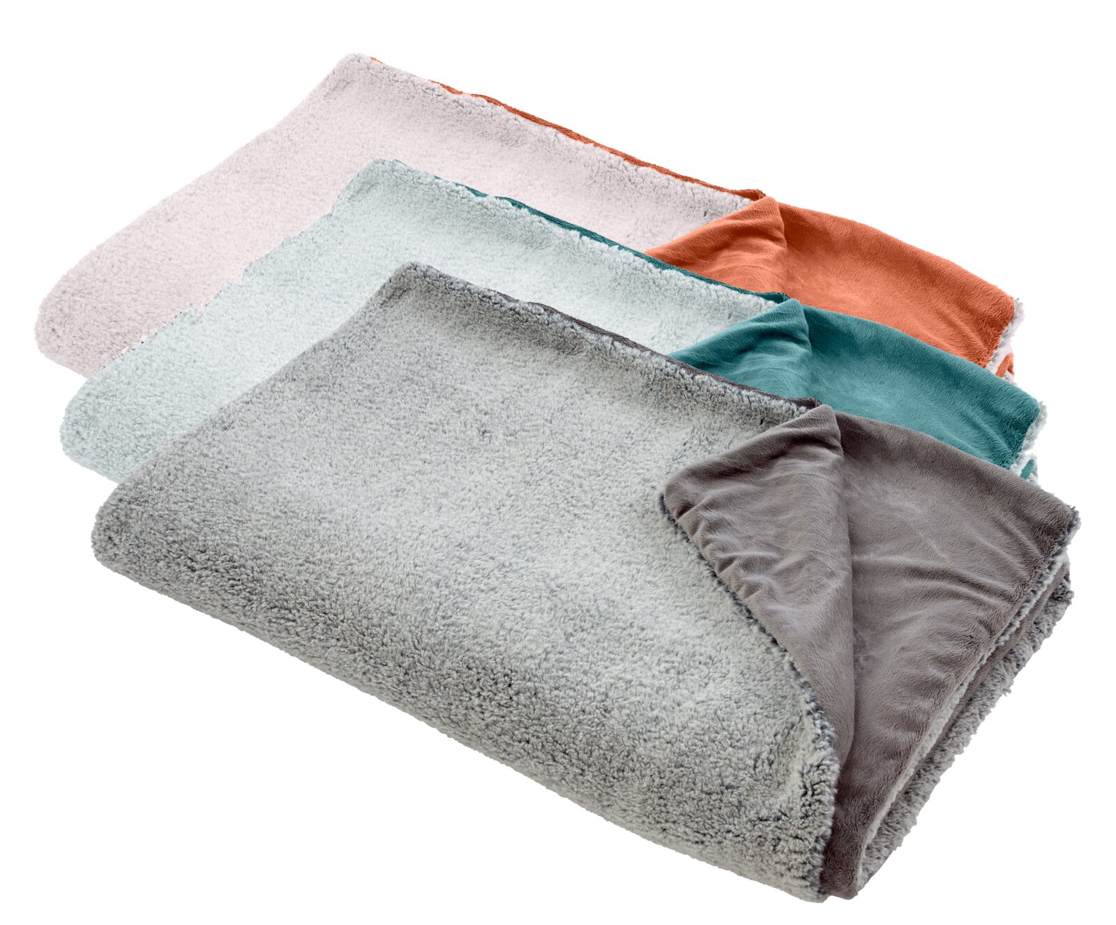 Vier op elkaar liggende bontdekens in verschillende kleuren, van boven naar beneden: roze, turkoois, grijs en oranje. Aanzicht van bovenaf.