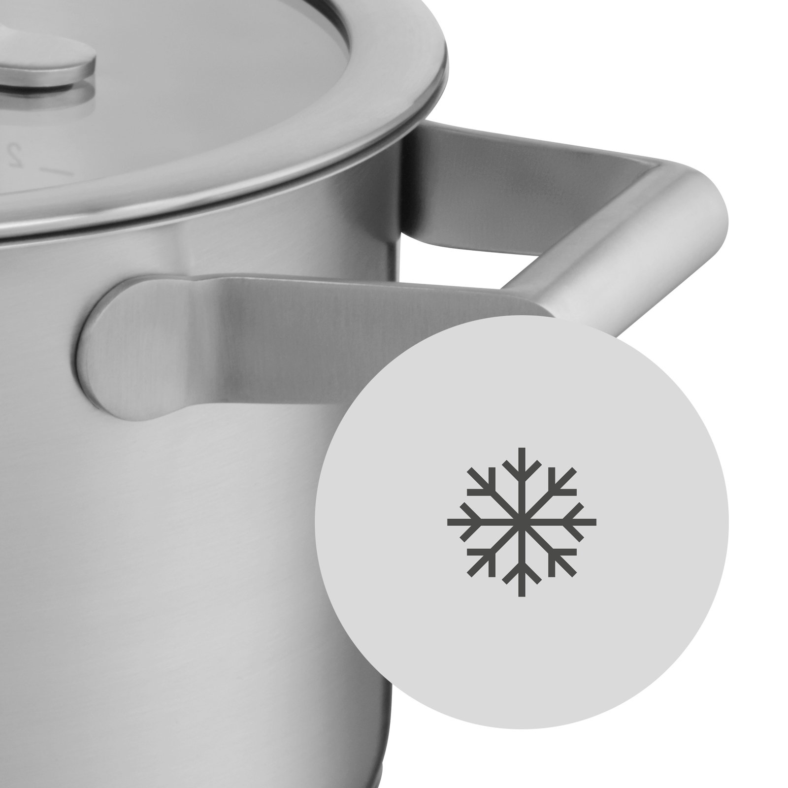 Nahaufnahme eines Topfes aus Edelstahl mit einem Griff, der ein Schneeflockensymbol zeigt, das auf die Kühlfunktion hinweist.