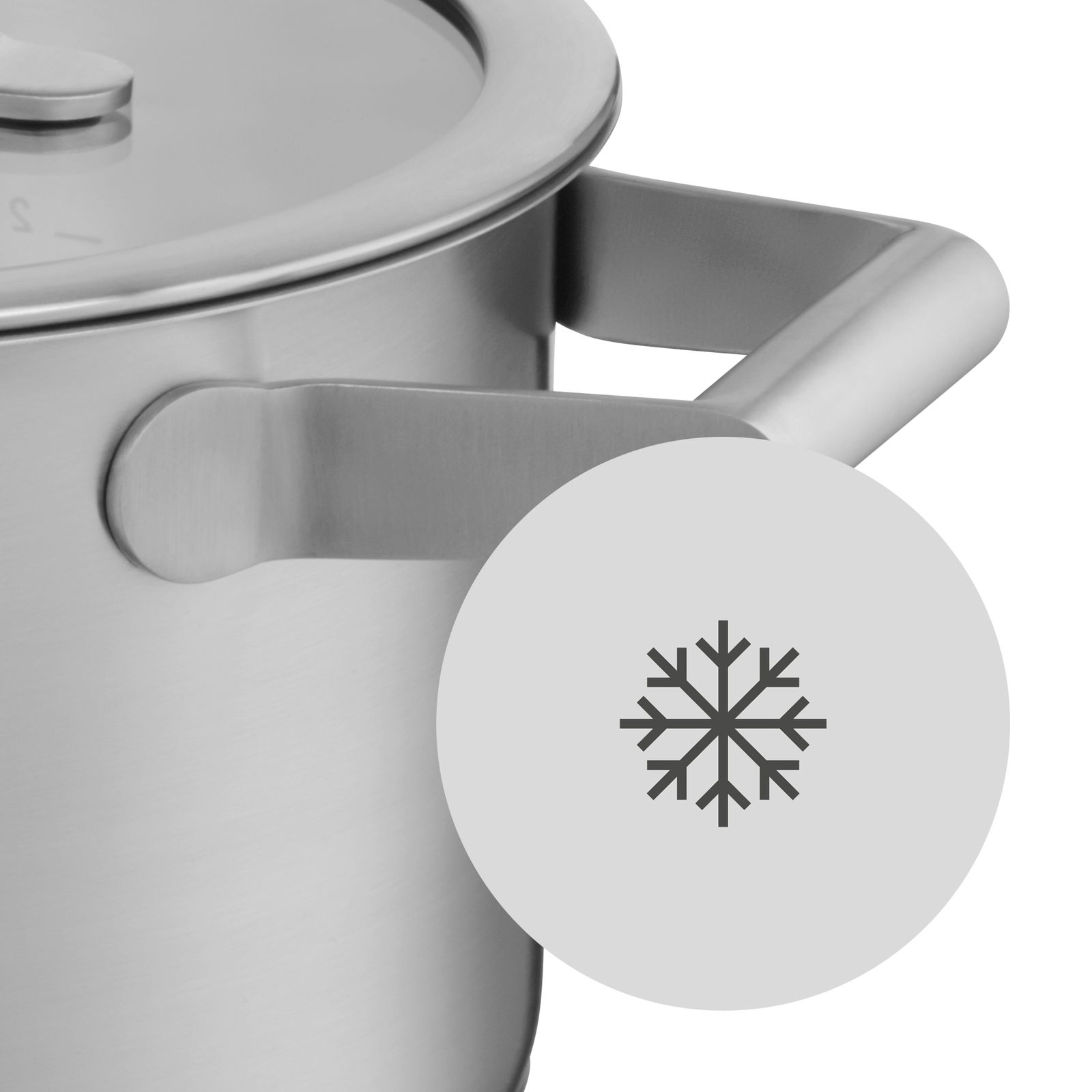 Nahaufnahme eines Topfes aus Edelstahl mit einem Griff, der ein Schneeflockensymbol zeigt, das auf die Kühlfunktion hinweist.