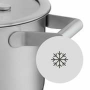 Close-up van een roestvrijstalen pan met een handvat waarop een sneeuwvloksymbool is afgebeeld, dat verwijst naar de koelfunctie.