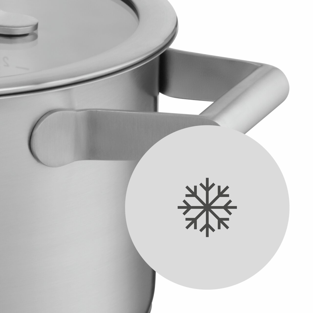 Close-up van een roestvrijstalen pan met een handvat waarop een sneeuwvloksymbool is afgebeeld, dat verwijst naar de koelfunctie.