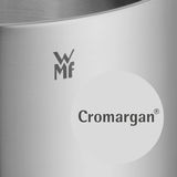 Nahaufnahme eines Topfes aus Cromargan® Edelstahl mit WMF-Logo.
