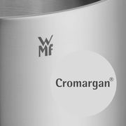 Nahaufnahme eines Topfes aus Cromargan® Edelstahl mit WMF-Logo.
