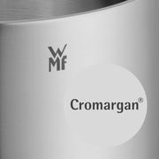 Nahaufnahme eines Topfes aus Cromargan® Edelstahl mit WMF-Logo.